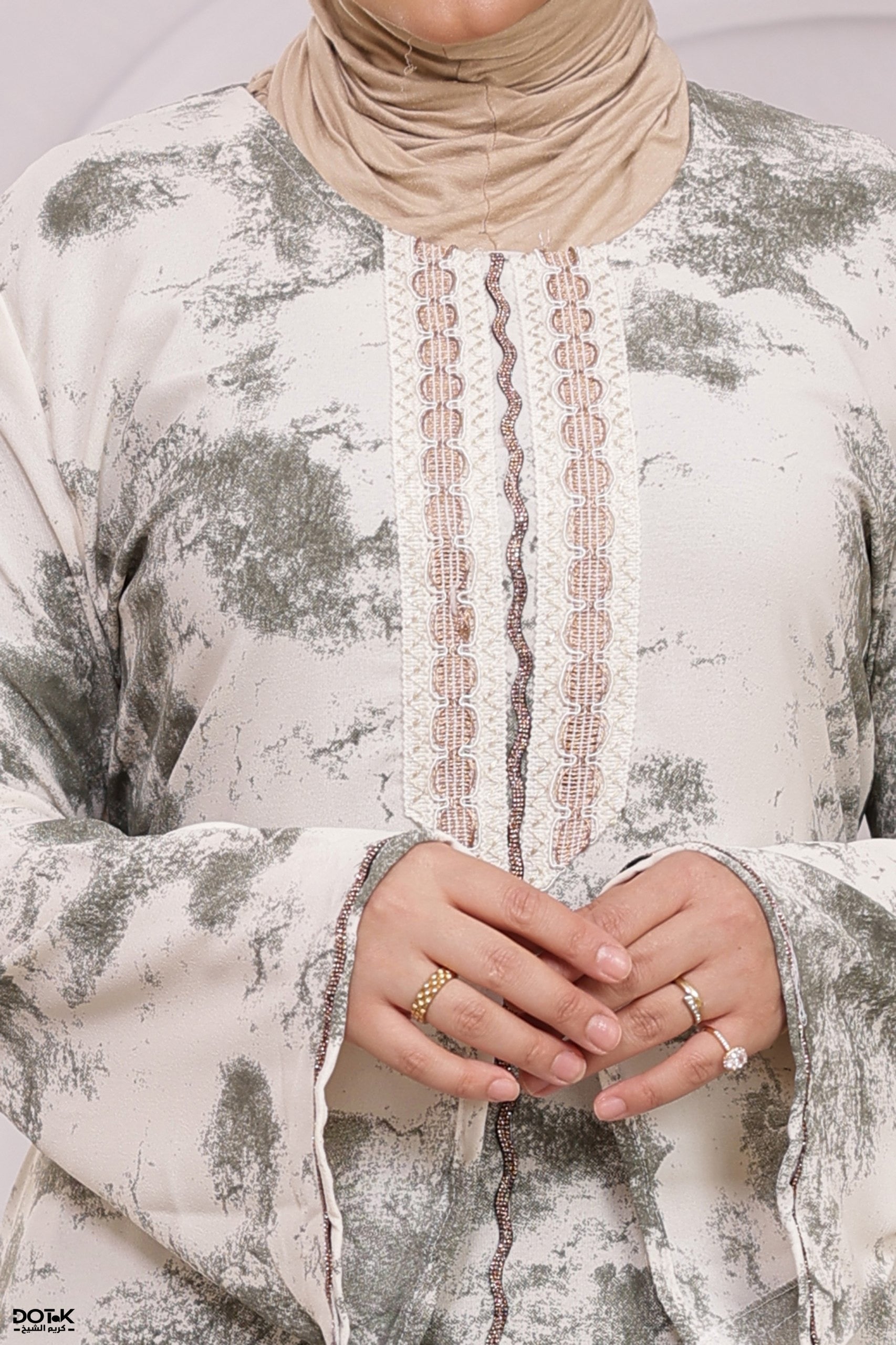 عباءة عصرية بتصميم انسيابي وأكمام واسعة | Modern Flowy Abaya with Wide Sleeves