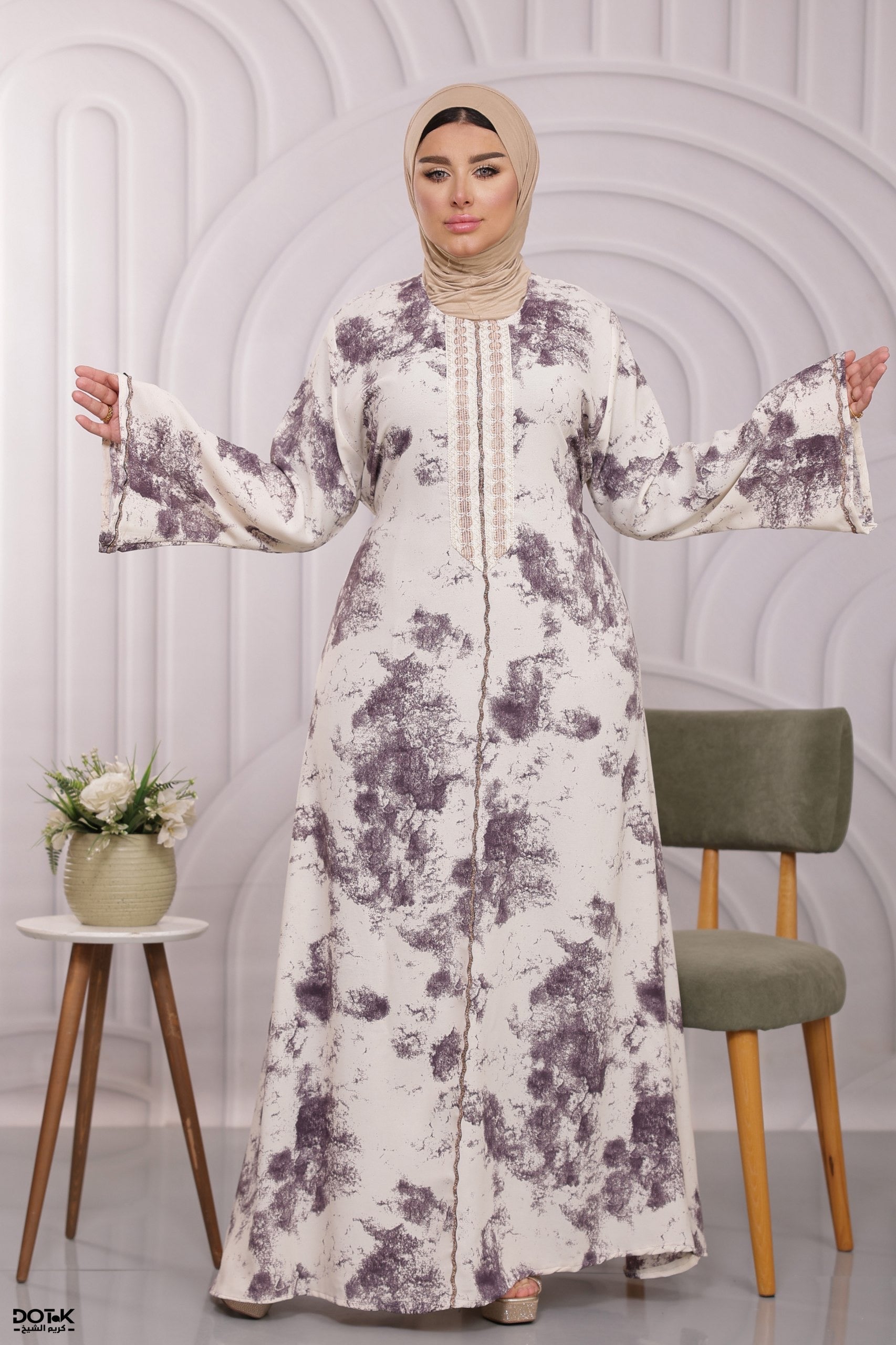 عباءة عصرية بتصميم انسيابي وأكمام واسعة | Modern Flowy Abaya with Wide Sleeves