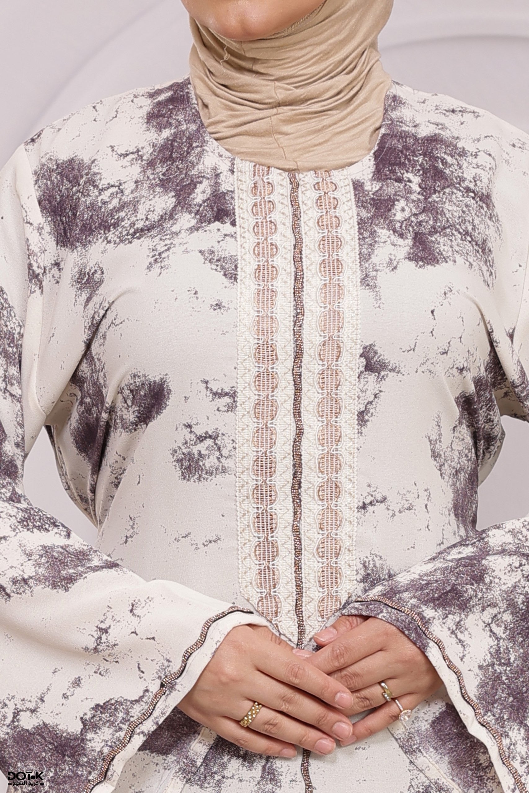 عباءة عصرية بتصميم انسيابي وأكمام واسعة | Modern Flowy Abaya with Wide Sleeves