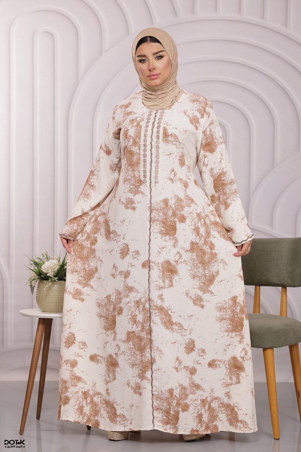 عباءة عصرية بتصميم انسيابي وأكمام واسعة | Modern Flowy Abaya with Wide Sleeves