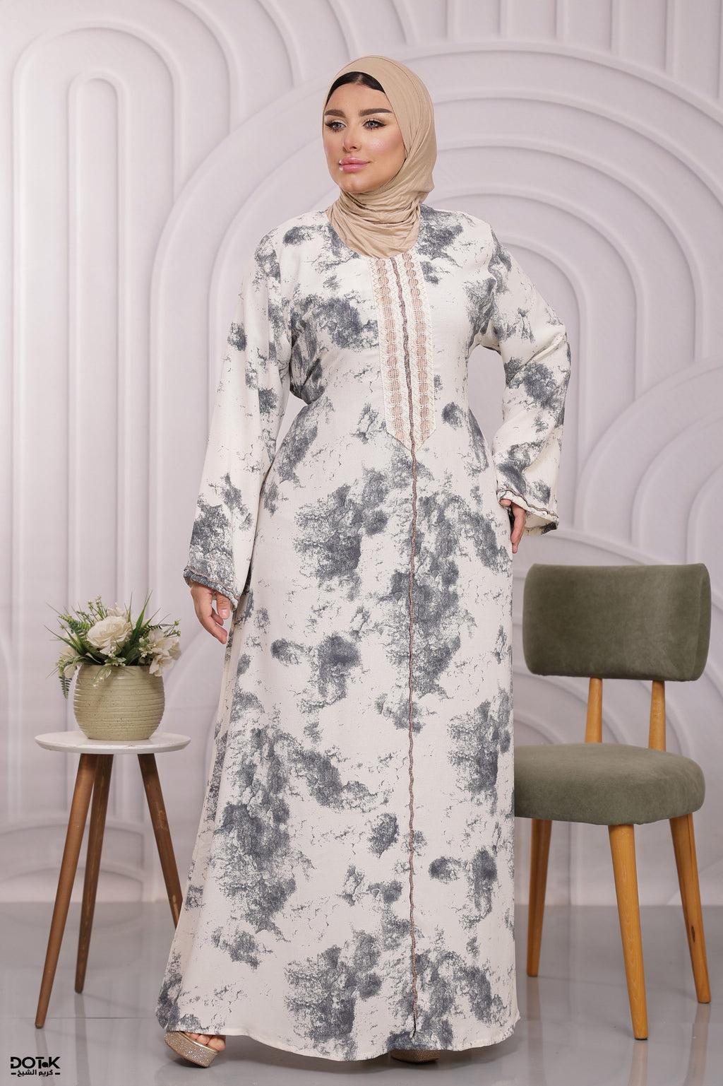 عباءة عصرية بتصميم انسيابي وأكمام واسعة | Modern Flowy Abaya with Wide Sleeves