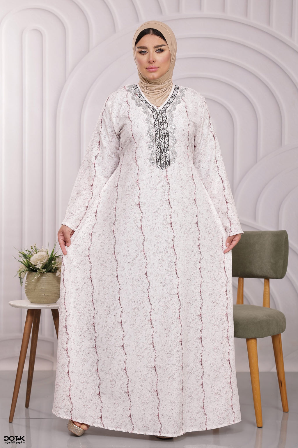 عباءة مطرزة بتصميم عصري راقٍ | Elegant Modern Embroidered Abaya