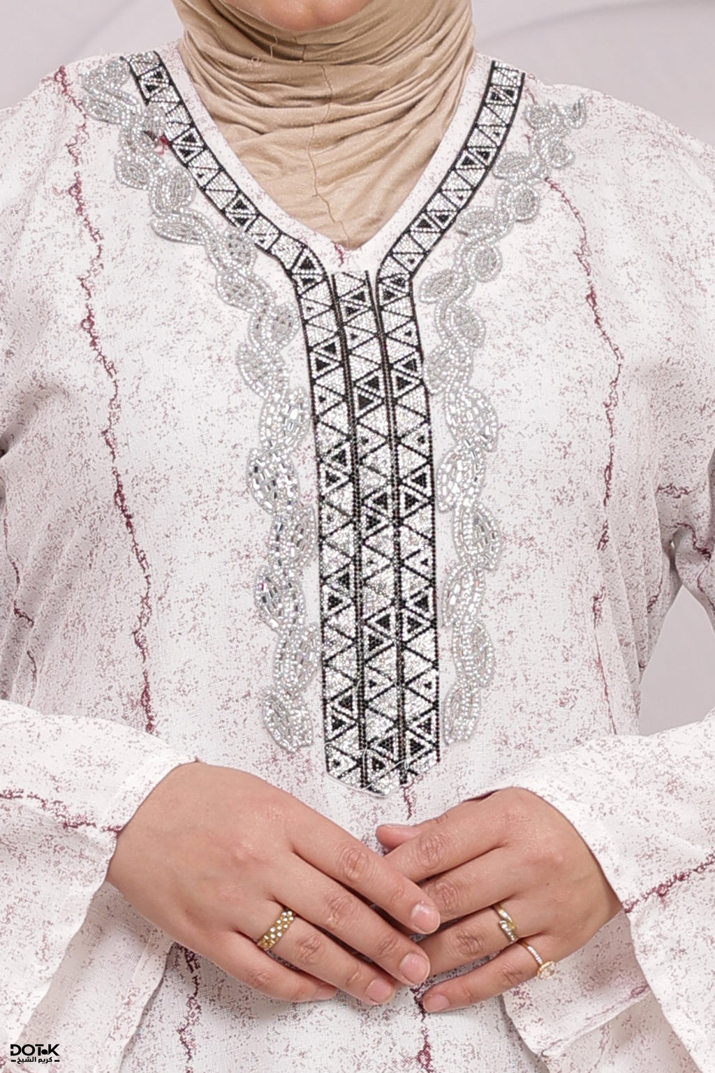 عباءة مطرزة بتصميم عصري راقٍ | Elegant Modern Embroidered Abaya