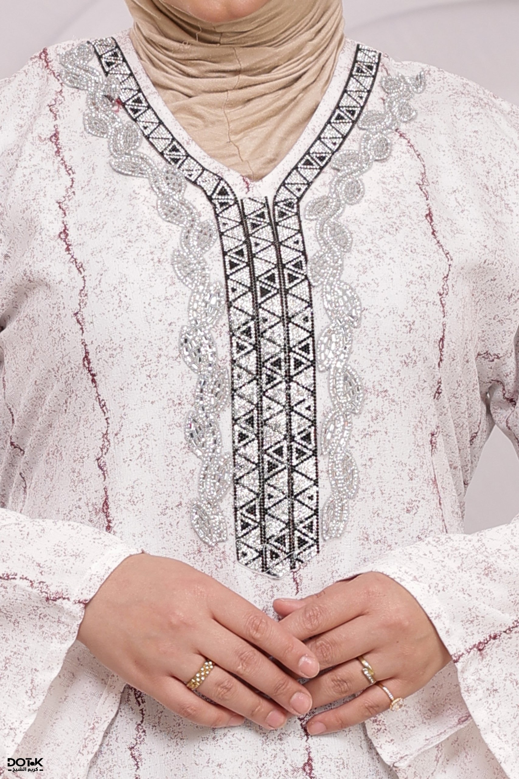 عباءة مطرزة بتصميم عصري راقٍ | Elegant Modern Embroidered Abaya