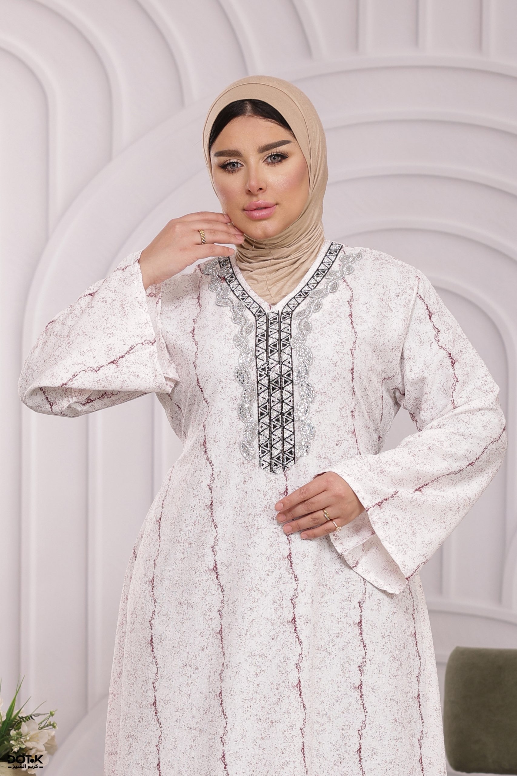عباءة مطرزة بتصميم عصري راقٍ | Elegant Modern Embroidered Abaya