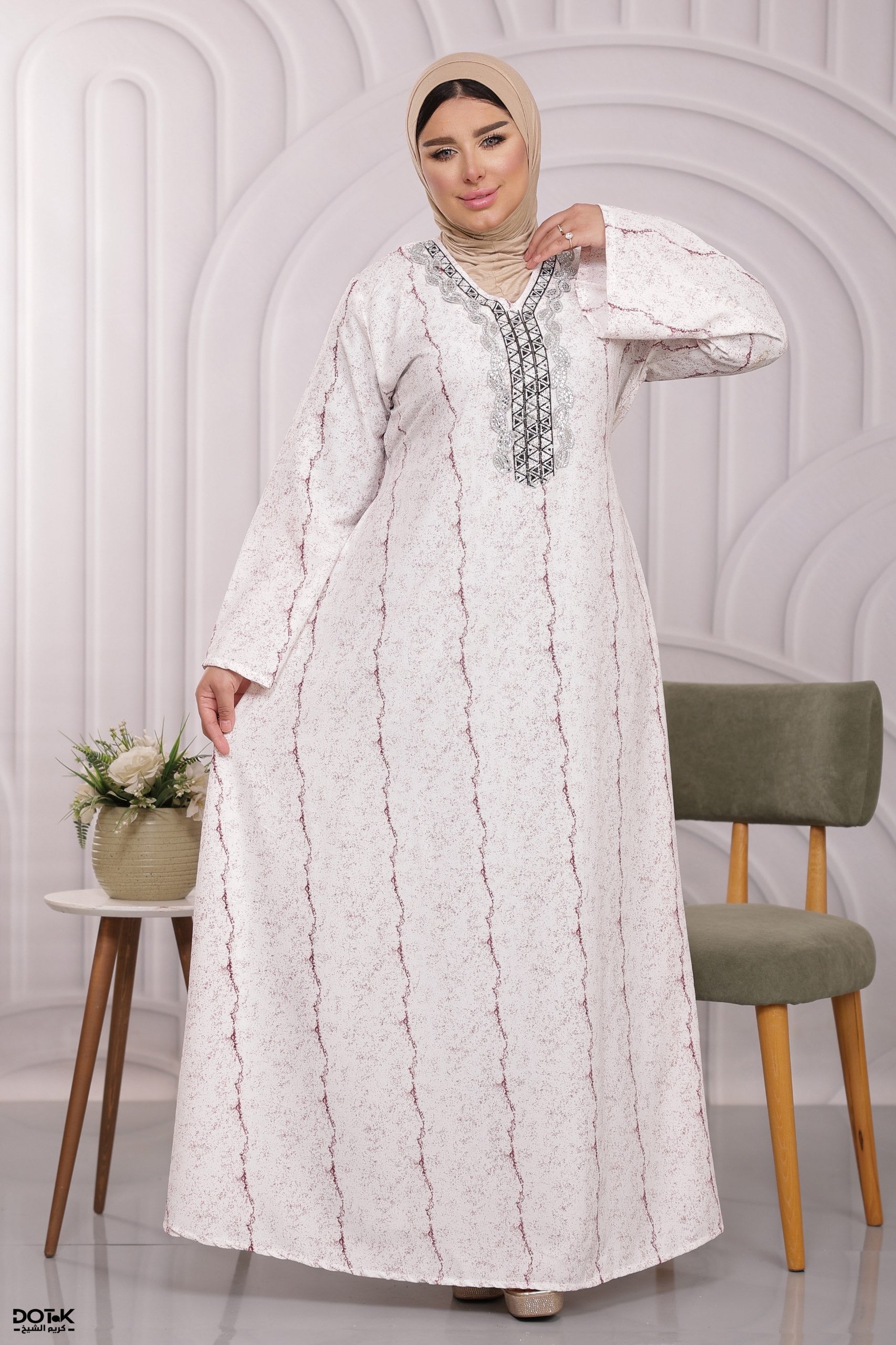 عباءة مطرزة بتصميم عصري راقٍ | Elegant Modern Embroidered Abaya