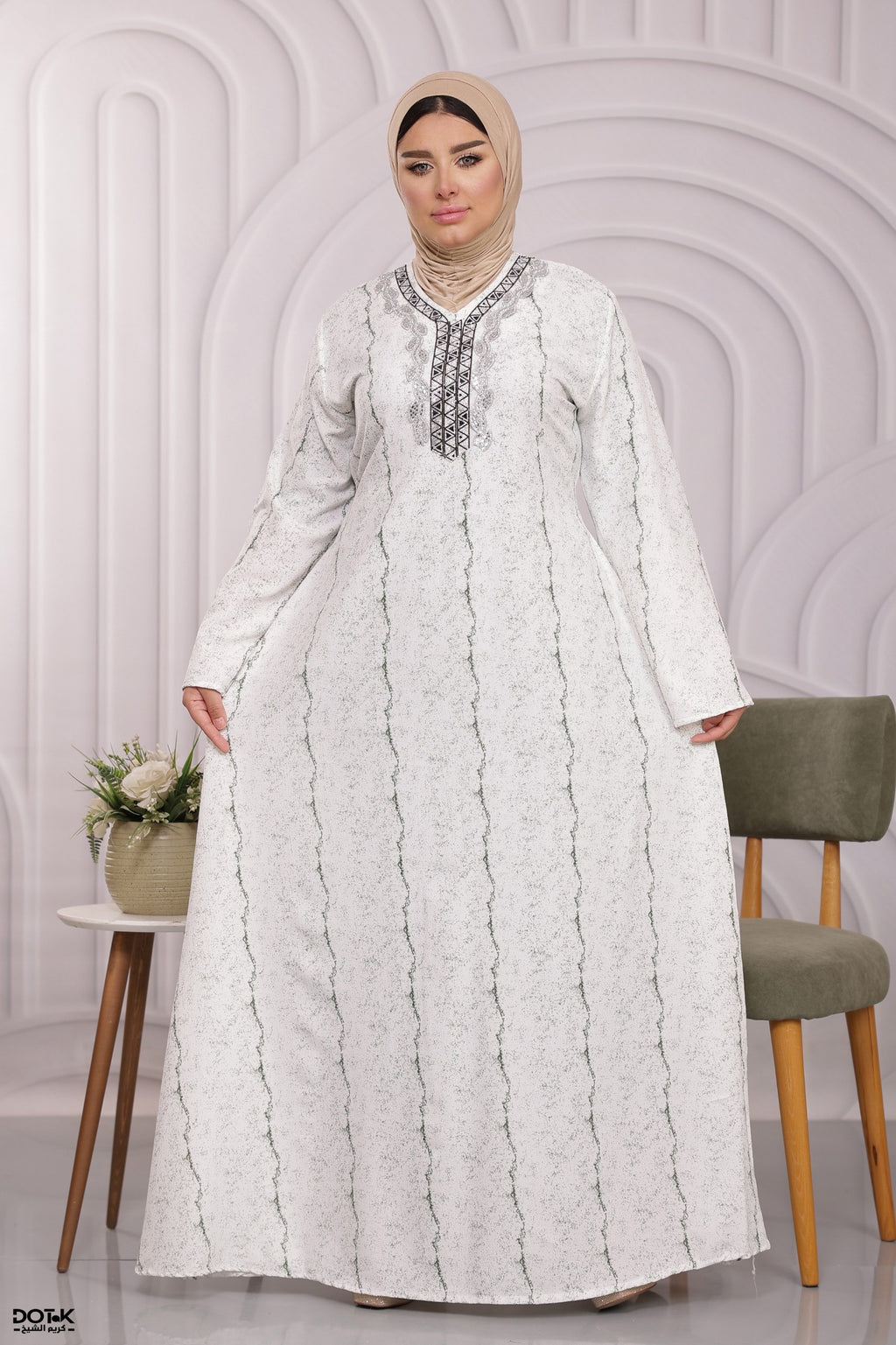 عباءة مطرزة بتصميم عصري راقٍ | Elegant Modern Embroidered Abaya