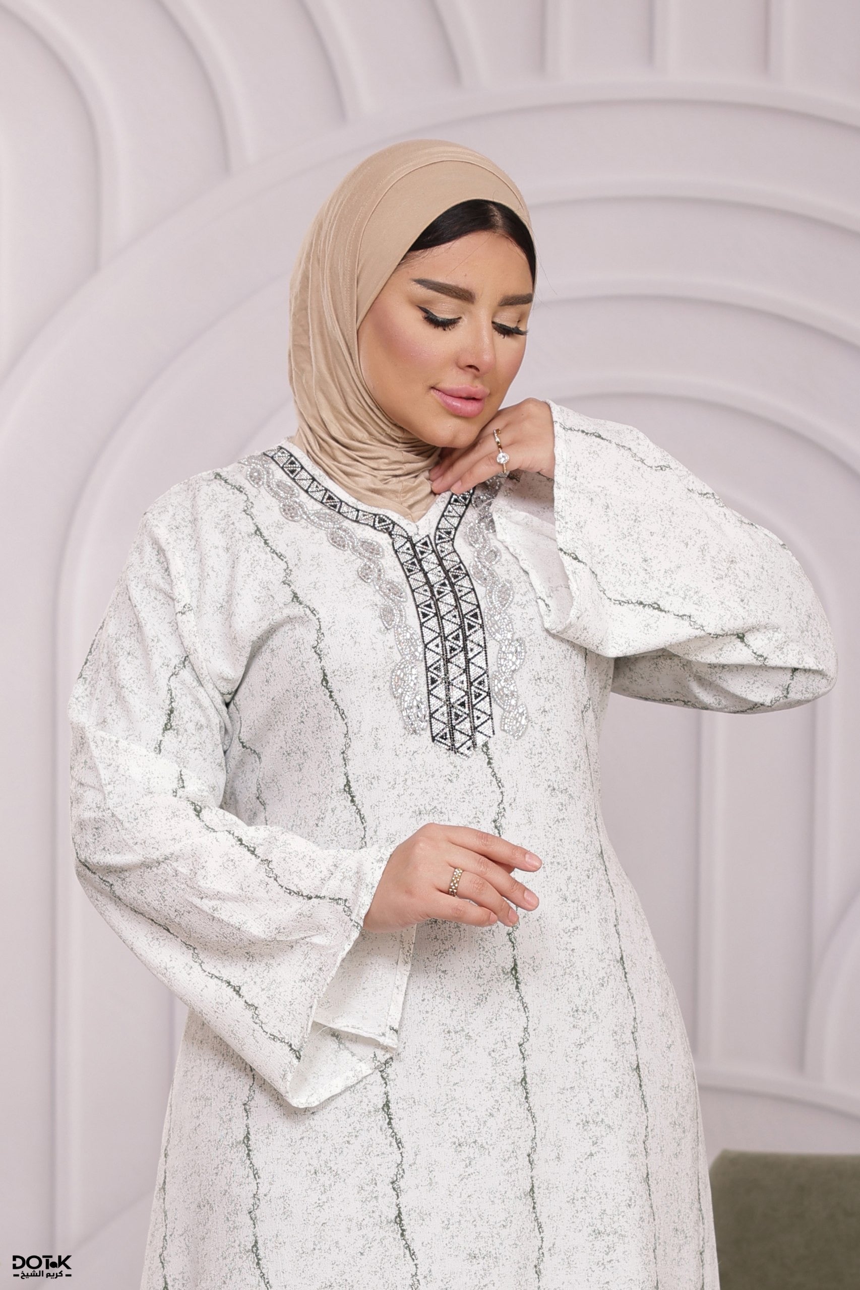 عباءة مطرزة بتصميم عصري راقٍ | Elegant Modern Embroidered Abaya